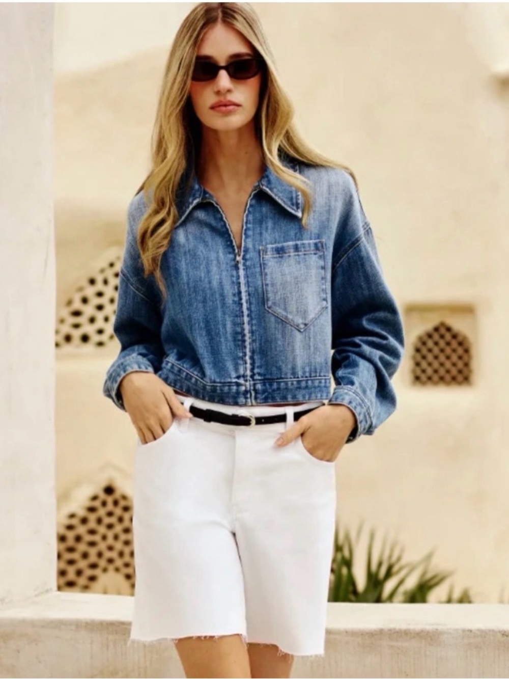 Woman's Shorts KUT from the Kloth Hailey High-Rise Shorts with Raw Hem